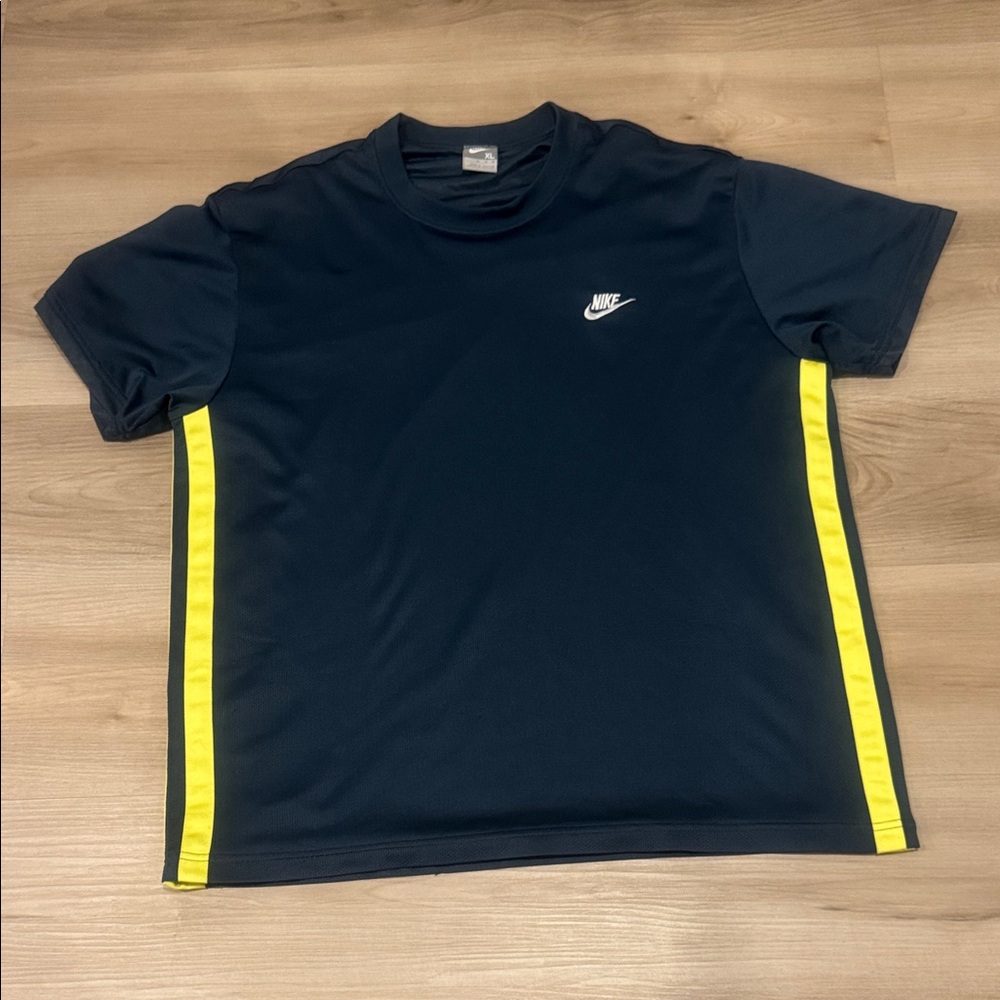 Vintage Nike Men's XL Dark Blue T-Shirt with Yellow Stripes